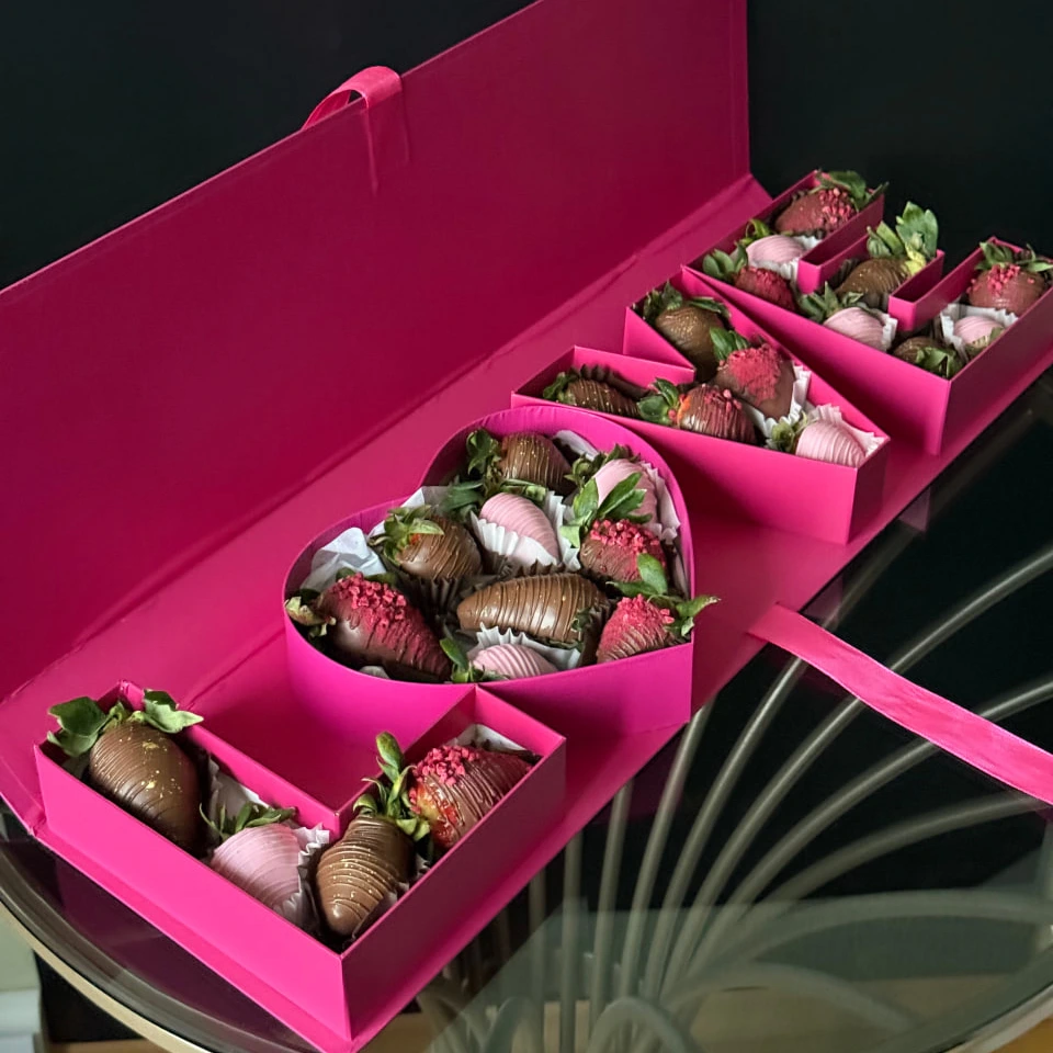 Клубника в шоколаде LOVE - кондитерская Alena desserts | Торт СПб | Клубника в шоколаде | Торт бомба | Бенто торт СПб в Санкт-Петербург заказать торт десерт пирожное онлайн