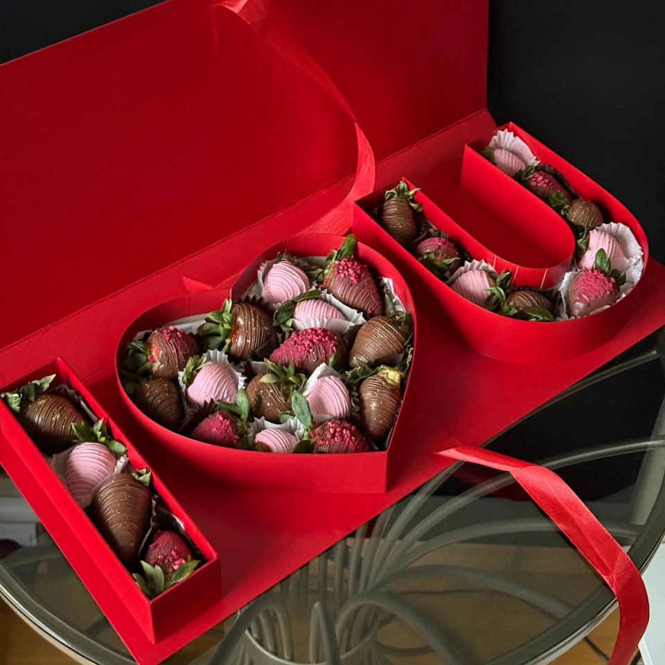 Клубника в шоколаде ILY - кондитерская Alena desserts | Торт СПб | Клубника в шоколаде | Торт бомба | Бенто торт СПб в Санкт-Петербург заказать торт десерт пирожное онлайн