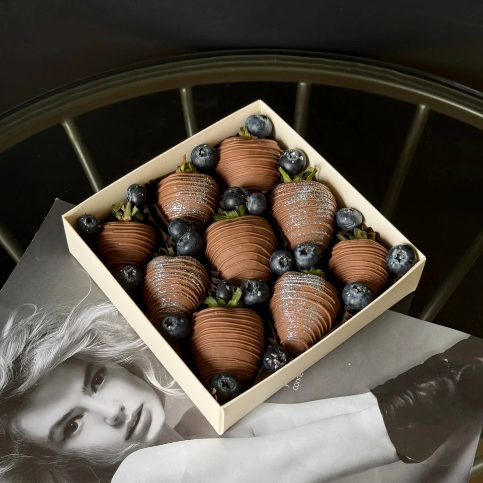 Клубника  и голубика - кондитерская Alena desserts | Торт СПб | Клубника в шоколаде | Торт бомба | Бенто торт СПб в Санкт-Петербург заказать торт десерт пирожное онлайн