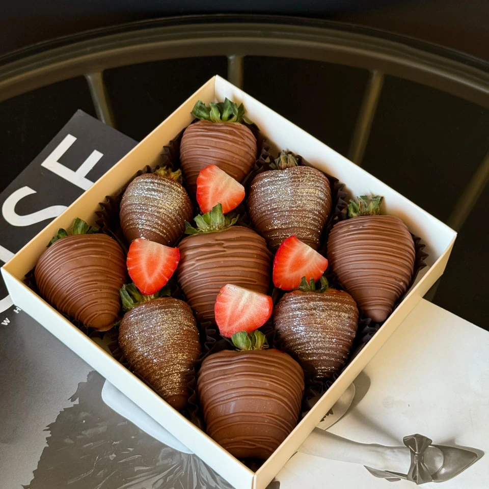 Клубника  - кондитерская Alena desserts | Торт СПб | Клубника в шоколаде | Торт бомба | Бенто торт СПб в Санкт-Петербург заказать торт десерт пирожное онлайн