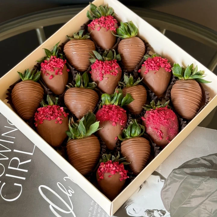 Клубника  - кондитерская Alena desserts | Торт СПб | Клубника в шоколаде | Торт бомба | Бенто торт СПб в Санкт-Петербург заказать торт десерт пирожное онлайн