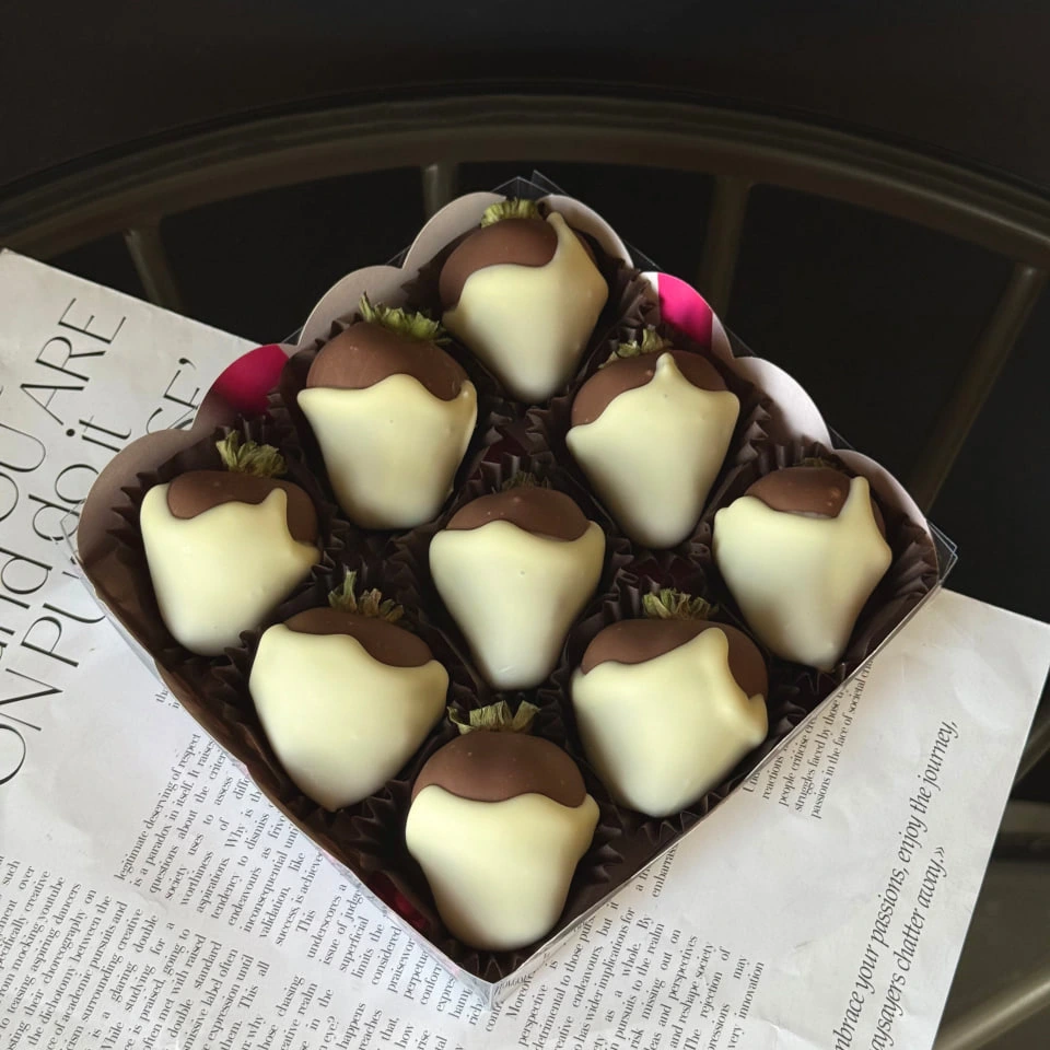 Клубника в двойном шоколаде - кондитерская Alena desserts | Торт СПб | Клубника в шоколаде | Торт бомба | Бенто торт СПб в Санкт-Петербург заказать торт десерт пирожное онлайн