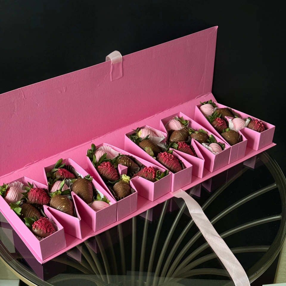 Клубника в шоколаде МАМА - кондитерская Alena desserts | Торт СПб | Клубника в шоколаде | Торт бомба | Бенто торт СПб в Санкт-Петербург заказать торт десерт пирожное онлайн