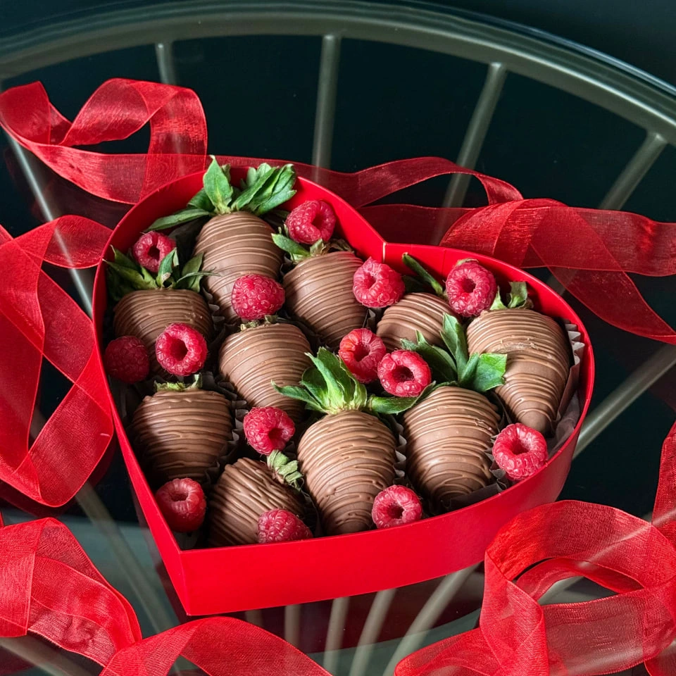 Сердце  малиной - кондитерская Alena desserts | Торт СПб | Клубника в шоколаде | Торт бомба | Бенто торт СПб в Санкт-Петербург заказать торт десерт пирожное онлайн