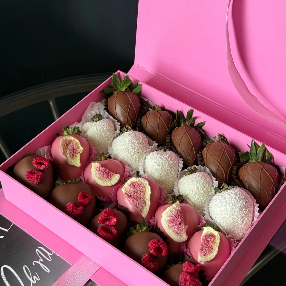 Клубника в коробке - кондитерская Alena desserts | Торт СПб | Клубника в шоколаде | Торт бомба | Бенто торт СПб в Санкт-Петербург заказать торт десерт пирожное онлайн