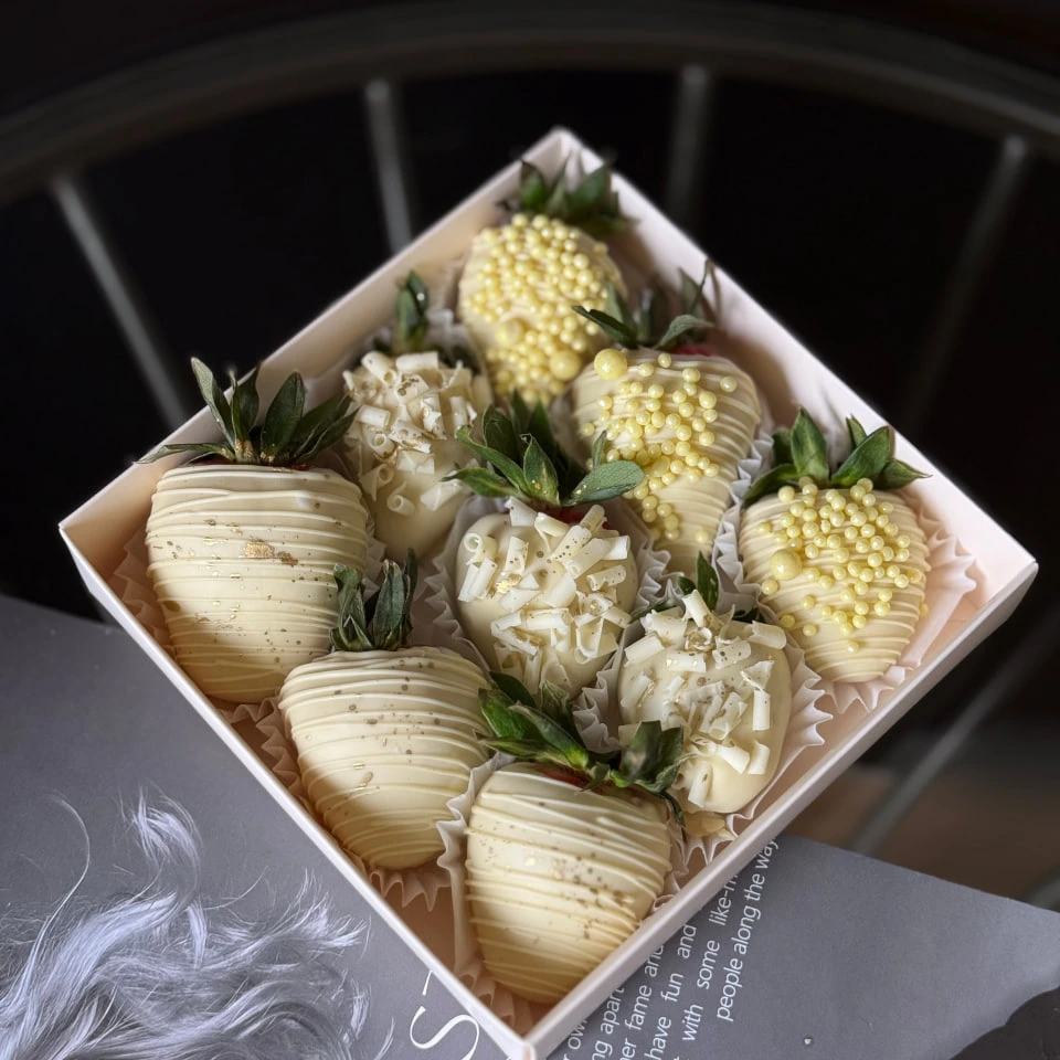 Клубника - кондитерская Alena desserts | Торт СПб | Клубника в шоколаде | Торт бомба | Бенто торт СПб в Санкт-Петербург заказать торт десерт пирожное онлайн