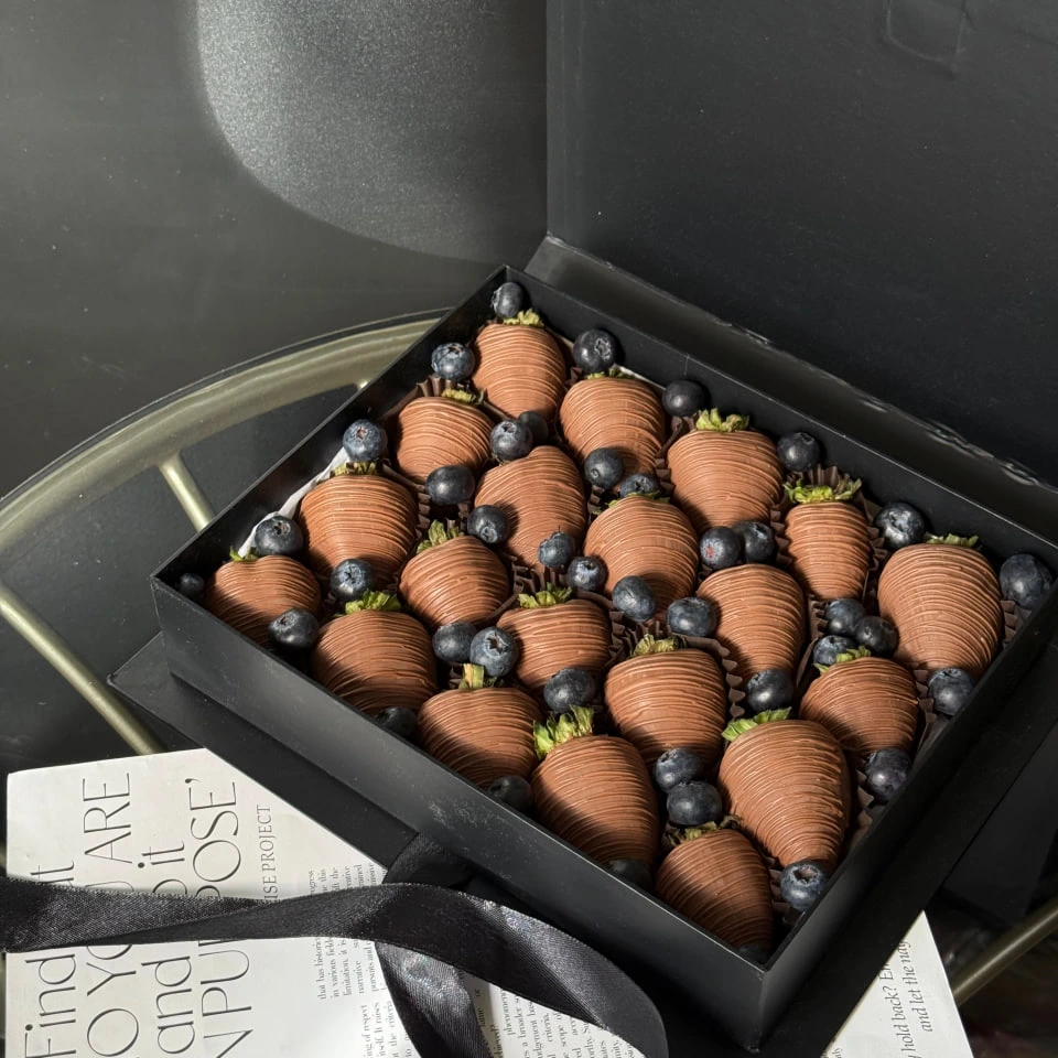 Клубника и голубика - кондитерская Alena desserts | Торт СПб | Клубника в шоколаде | Торт бомба | Бенто торт СПб в Санкт-Петербург заказать торт десерт пирожное онлайн