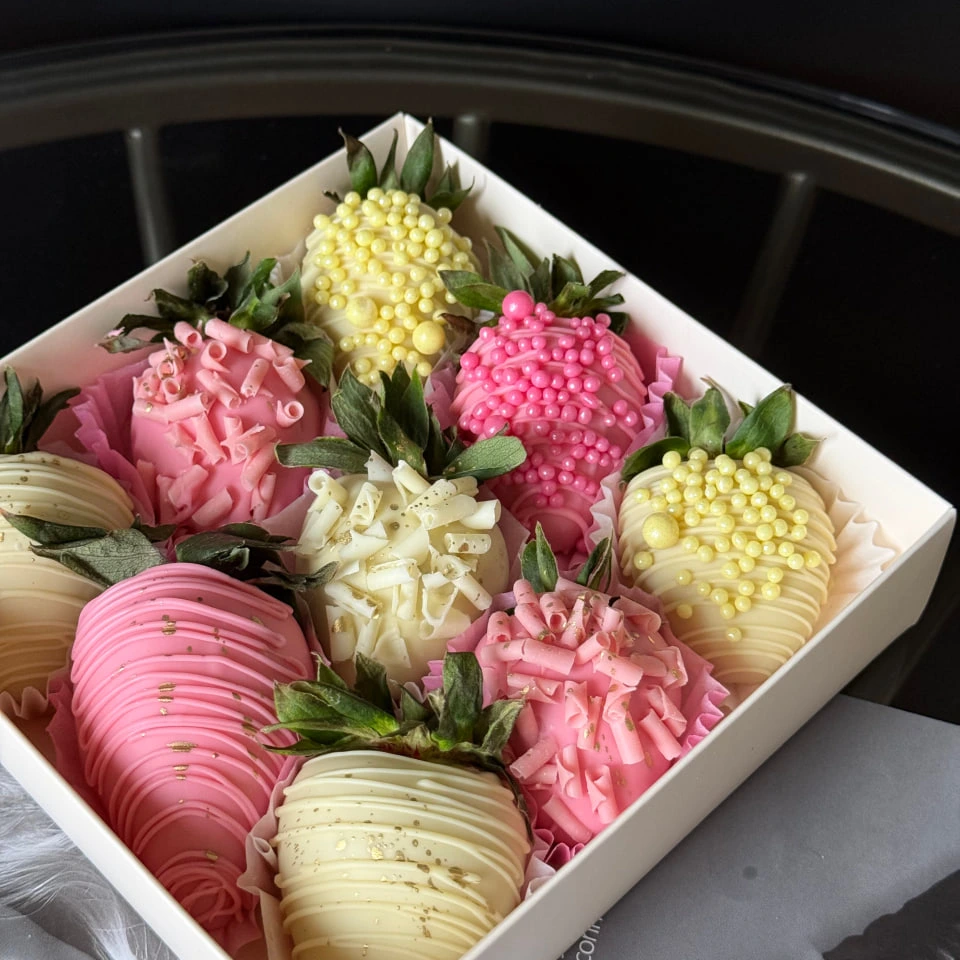 Клубника - кондитерская Alena desserts | Торт СПб | Клубника в шоколаде | Торт бомба | Бенто торт СПб в Санкт-Петербург заказать торт десерт пирожное онлайн