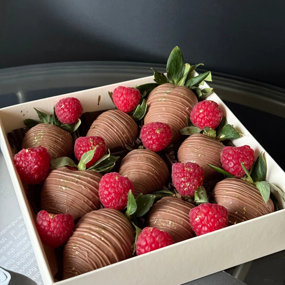 Клубника с малиной - кондитерская Alena desserts | Торт СПб | Клубника в шоколаде | Торт бомба | Бенто торт СПб в Санкт-Петербург заказать торт десерт пирожное онлайн