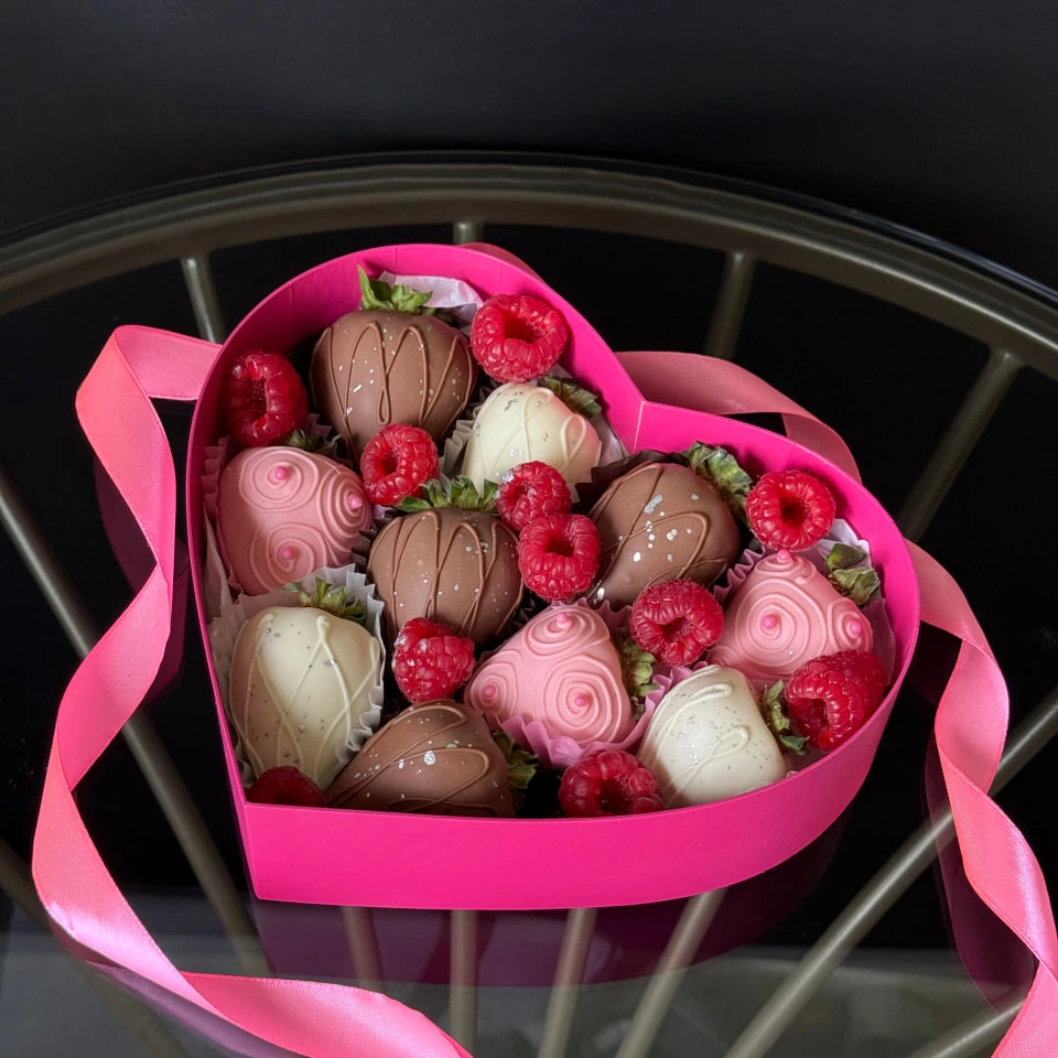 Клубника с малиной - кондитерская Alena desserts | Торт СПб | Клубника в шоколаде | Торт бомба | Бенто торт СПб в Санкт-Петербург заказать торт десерт пирожное онлайн