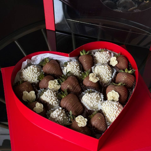 Клубника сердце - кондитерская Alena desserts | Торт СПб | Клубника в шоколаде | Торт бомба | Бенто торт СПб в Санкт-Петербург заказать торт десерт пирожное онлайн